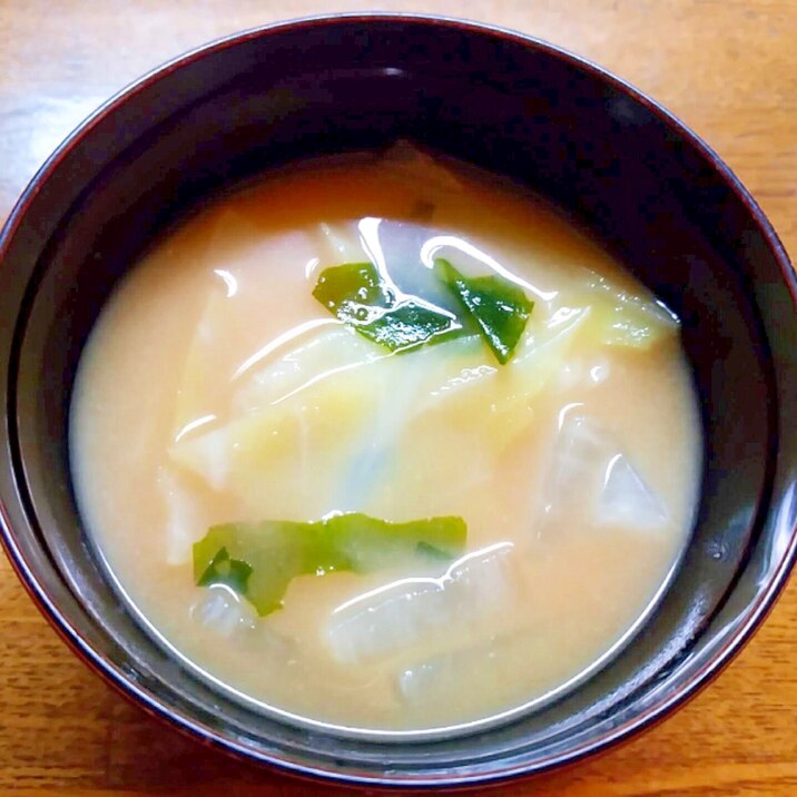 大根とキャベツとワカメの味噌汁